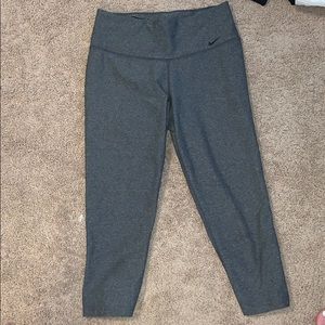 NIKE SHORT CAPRI LEGGINGS